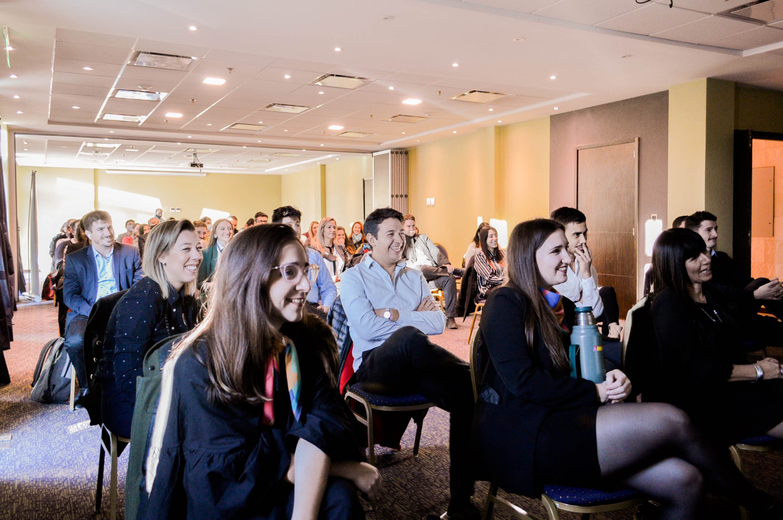 foto personas sentadas sonriendo en una reunión